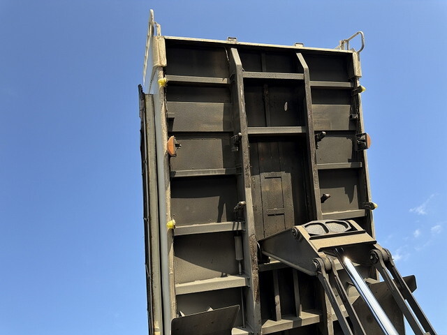 UDトラックスクオン深ダンプ（土砂禁ダンプ）大型（10t）[写真13]