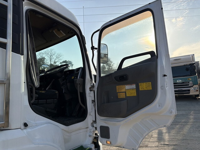 UDトラックスクオン深ダンプ（土砂禁ダンプ）大型（10t）[写真25]