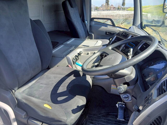 UDトラックスクオントレーラーヘッド（トラクターヘッド）大型（10t）[写真10]