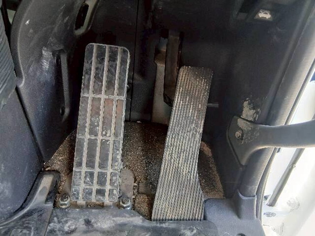 UDトラックスクオントレーラーヘッド（トラクターヘッド）大型（10t）[写真12]