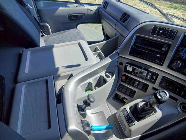 UDトラックスクオントレーラーヘッド（トラクターヘッド）大型（10t）[写真18]