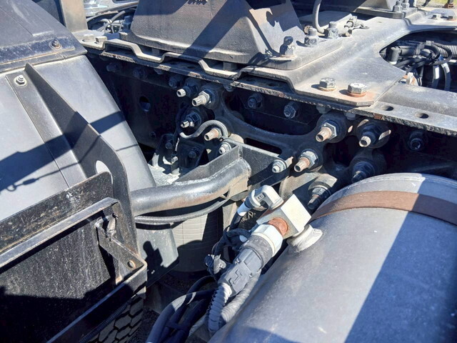 UDトラックスクオントレーラーヘッド（トラクターヘッド）大型（10t）[写真25]