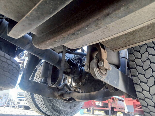 UDトラックスクオントレーラーヘッド（トラクターヘッド）大型（10t）[写真37]