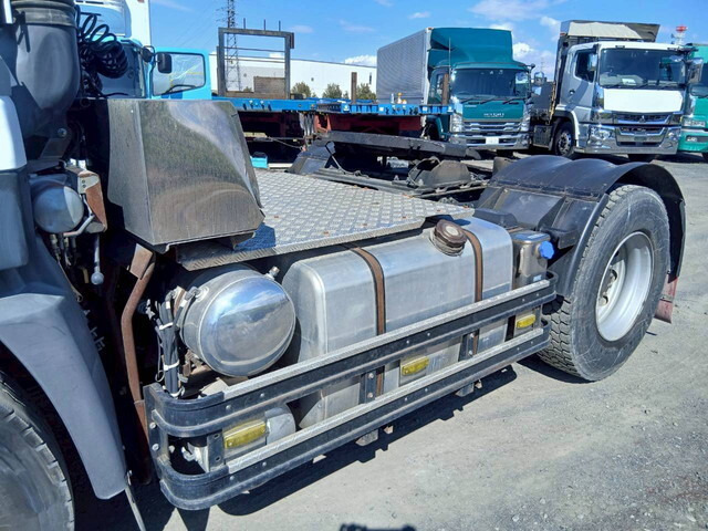 UDトラックスクオントレーラーヘッド（トラクターヘッド）大型（10t）[写真08]