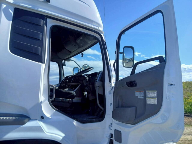 UDトラックスクオントレーラーヘッド（トラクターヘッド）大型（10t）[写真09]