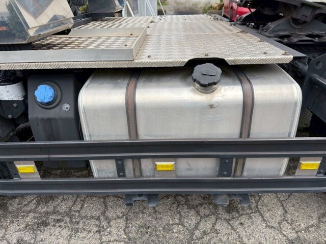 UDトラックスクオントレーラーヘッド（トラクターヘッド）大型（10t）[写真10]