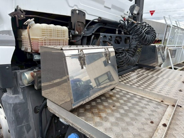 UDトラックスクオントレーラーヘッド（トラクターヘッド）大型（10t）[写真11]