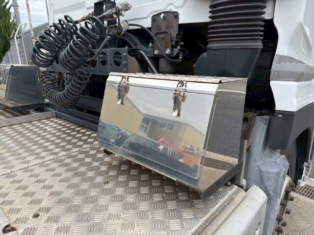 UDトラックスクオントレーラーヘッド（トラクターヘッド）大型（10t）[写真12]