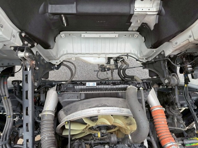 UDトラックスクオントレーラーヘッド（トラクターヘッド）大型（10t）[写真17]