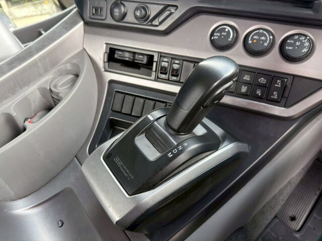 UDトラックスクオントレーラーヘッド（トラクターヘッド）大型（10t）[写真18]