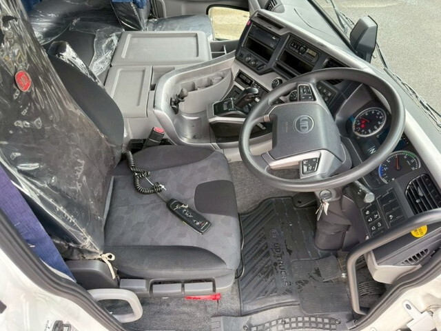 UDトラックスクオントレーラーヘッド（トラクターヘッド）大型（10t）[写真19]