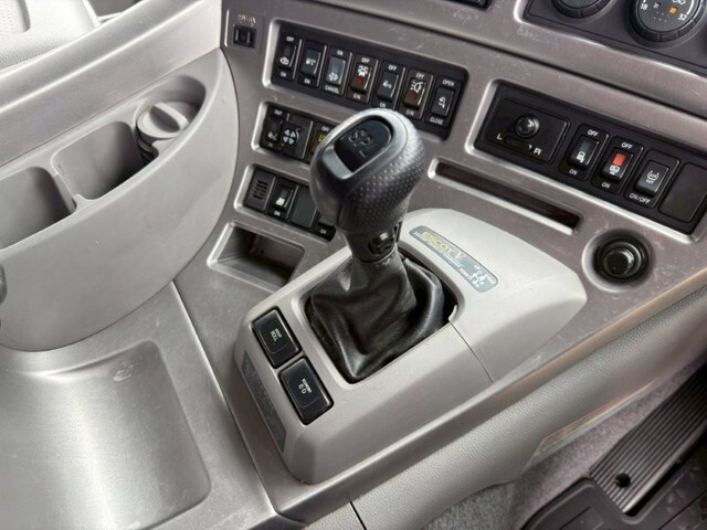 UDトラックスクオンアルミウイング大型（10t）[写真32]