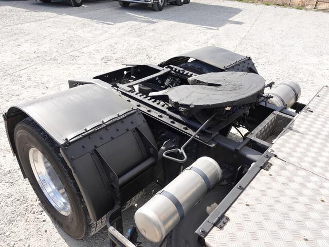 UDトラックスクオントレーラーヘッド（トラクターヘッド）大型（10t）[写真15]