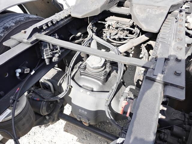 UDトラックスクオントレーラーヘッド（トラクターヘッド）大型（10t）[写真19]