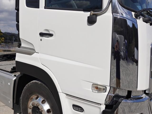 UDトラックスクオントレーラーヘッド（トラクターヘッド）大型（10t）[写真04]