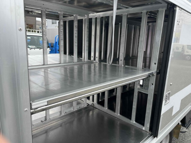 いすゞエルフボトルバン小型（2t・3t）[写真11]