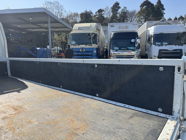 三菱ふそうキャンター平ボディ小型（2t・3t）[写真10]