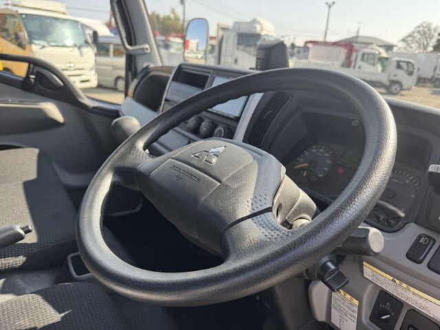 三菱ふそうキャンター平ボディ小型（2t・3t）[写真14]