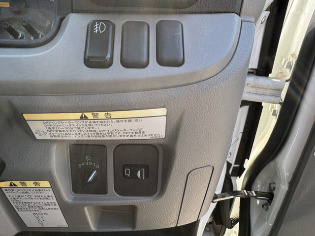 三菱ふそうキャンター平ボディ小型（2t・3t）[写真15]