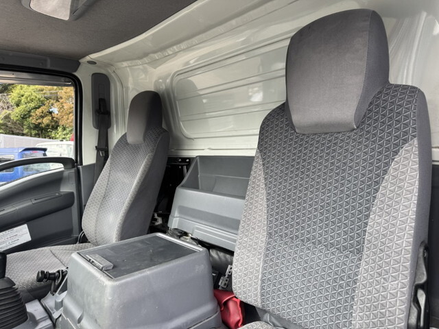 いすゞエルフ冷凍車（冷蔵車）小型（2t・3t）[写真15]