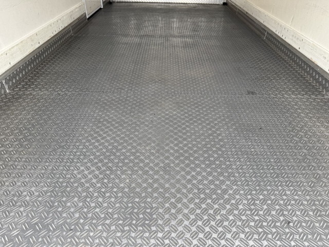 いすゞエルフ冷凍車（冷蔵車）小型（2t・3t）[写真23]