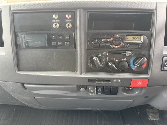 いすゞエルフ冷凍車（冷蔵車）小型（2t・3t）[写真09]