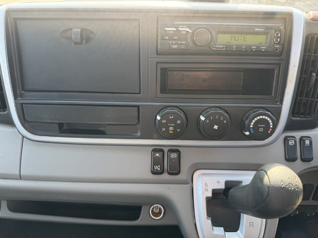 三菱ふそうキャンター平ボディ小型（2t・3t）[写真18]