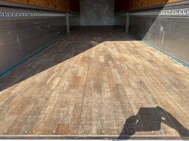 UDトラックスクオンアルミウイング大型（10t）[写真10]