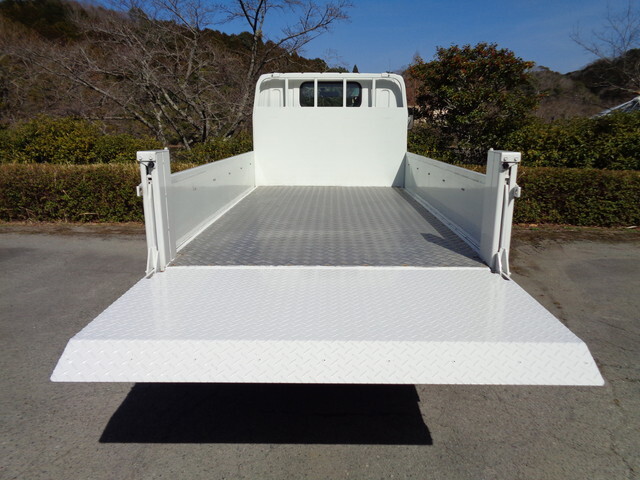 三菱ふそうキャンター平ボディ小型（2t・3t）[写真11]