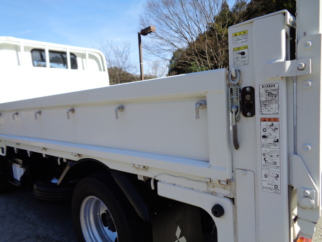 三菱ふそうキャンター平ボディ小型（2t・3t）[写真18]