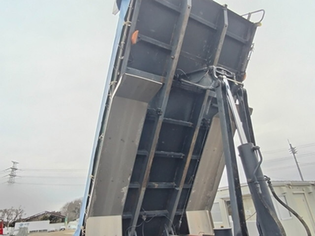 UDトラックスクオンダンプ大型（10t）[写真10]