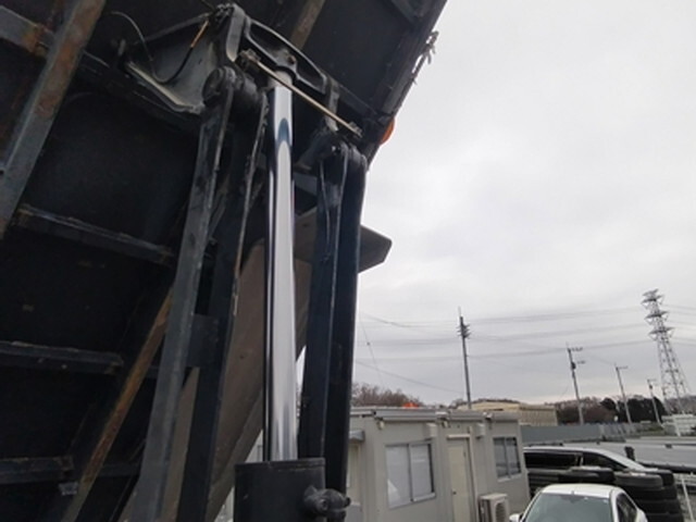 UDトラックスクオンダンプ大型（10t）[写真09]