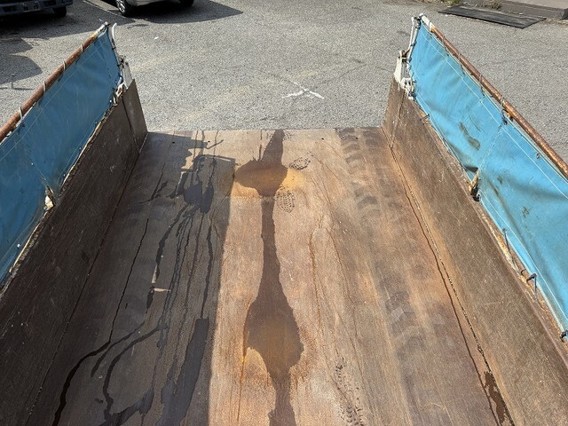 三菱ふそうキャンター平ボディ小型（2t・3t）[写真22]