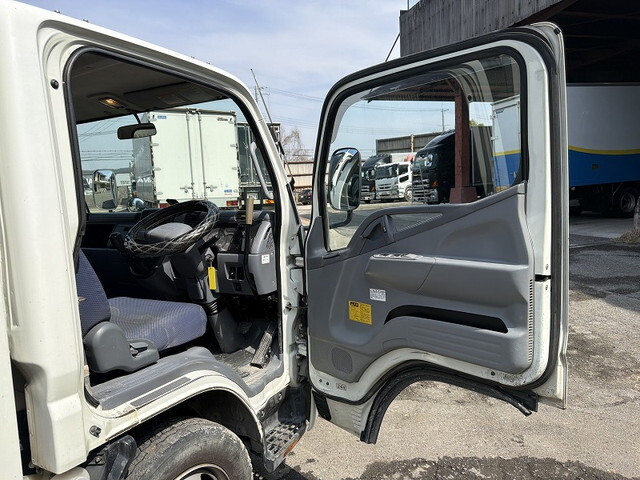三菱ふそうキャンター平ボディ小型（2t・3t）[写真32]