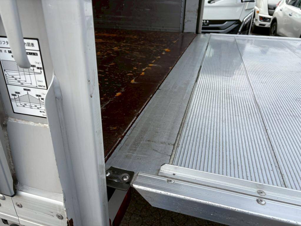 いすゞフォワードアルミウイング中型（4t）[写真12]