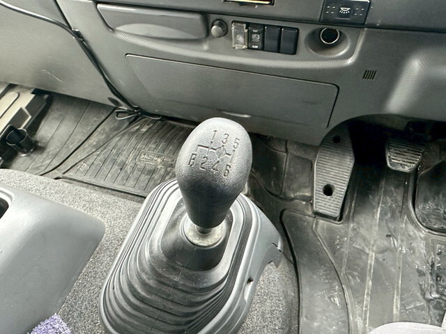 いすゞフォワードアルミウイング中型（4t）[写真37]