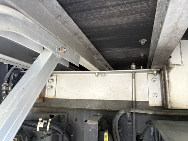 UDトラックスクオンアルミブロック大型（10t）[写真12]