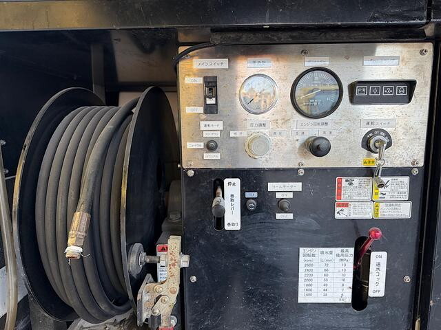 三菱ふそうキャンター高圧洗浄車小型（2t・3t）[写真11]