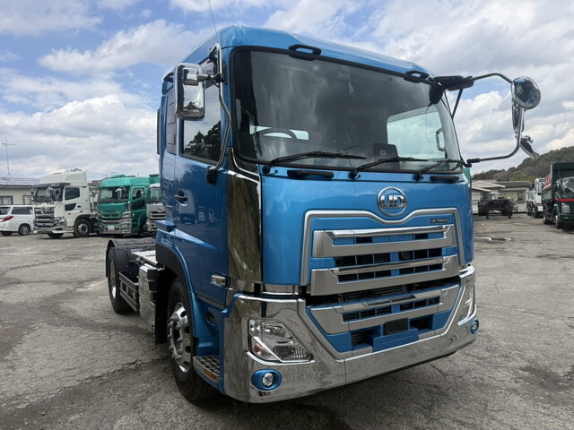 UDトラックスクオントレーラーヘッド（トラクターヘッド）大型（10t）[写真01]