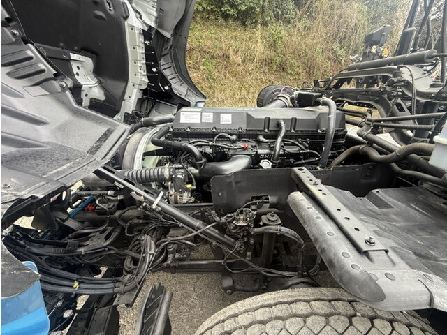 UDトラックスクオントレーラーヘッド（トラクターヘッド）大型（10t）[写真15]