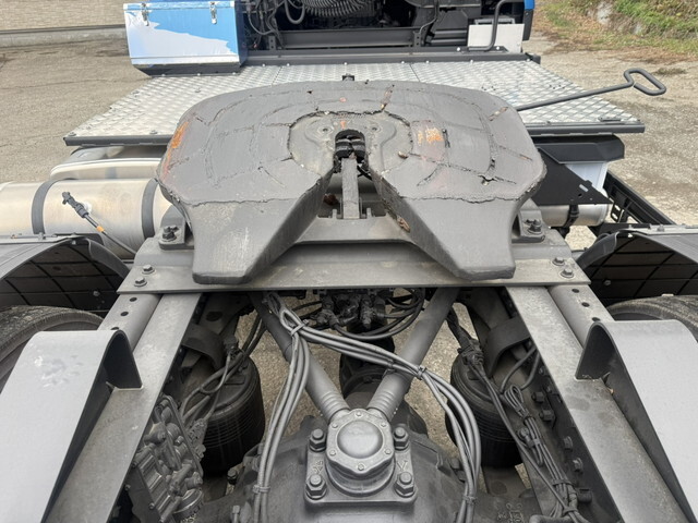 UDトラックスクオントレーラーヘッド（トラクターヘッド）大型（10t）[写真08]