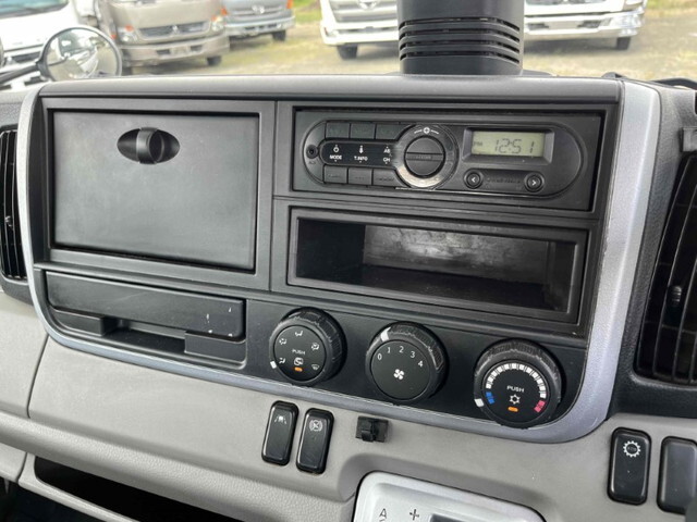 三菱ふそうキャンター平ボディ小型（2t・3t）[写真35]