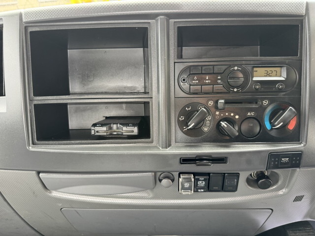 いすゞフォワード平ボディ中型（4t）[写真38]