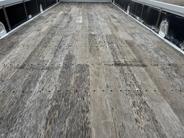 いすゞフォワード平ボディ中型（4t）[写真09]