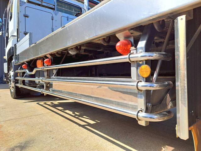 いすゞギガ回送車大型（10t）[写真19]