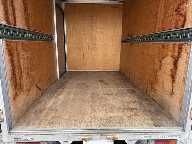 トヨタトヨエースアルミバン中型（4t）[写真09]