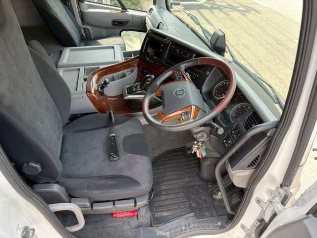 UDトラックスクオンアルミウイング大型（10t）[写真28]