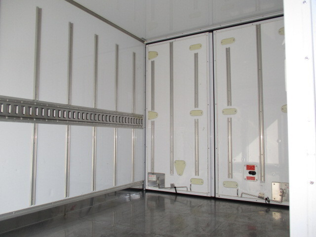 三菱ふそうキャンター冷凍車（冷蔵車）小型（2t・3t）[写真32]