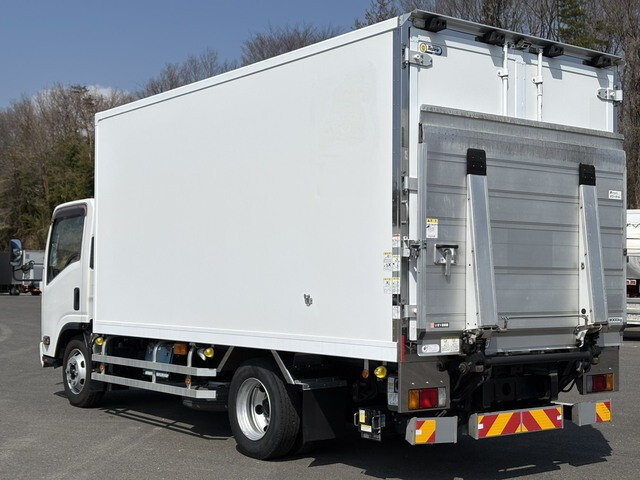 いすゞエルフ冷凍車（冷蔵車）小型（2t・3t）[写真02]