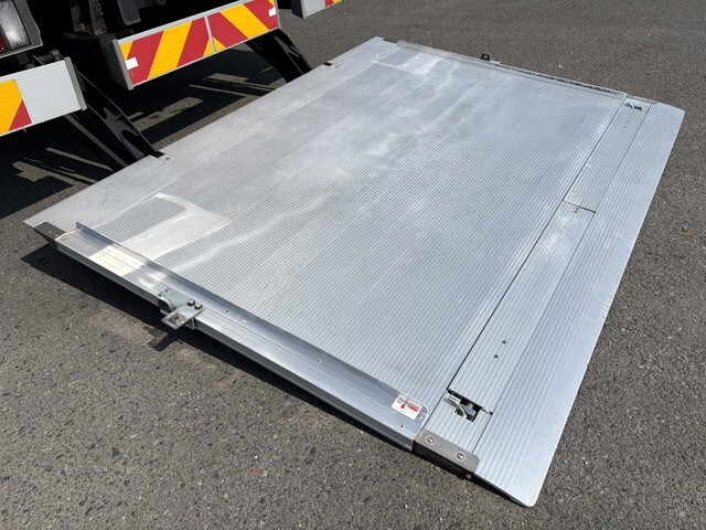 いすゞエルフ冷凍車（冷蔵車）小型（2t・3t）[写真09]